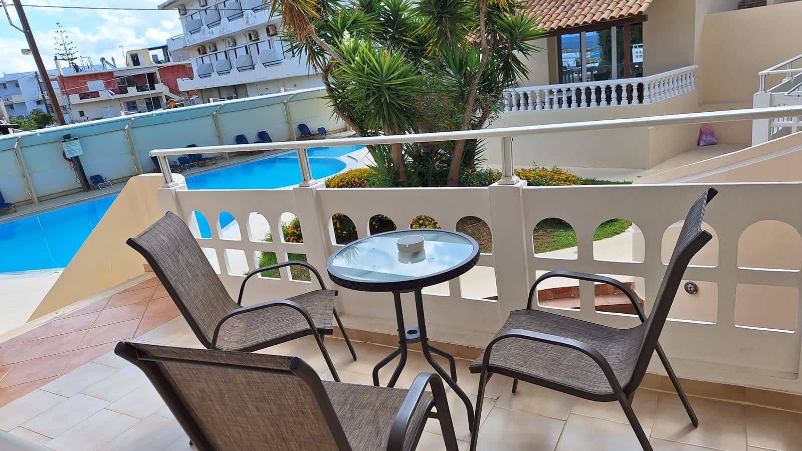 rooms-studio-with-pool-view