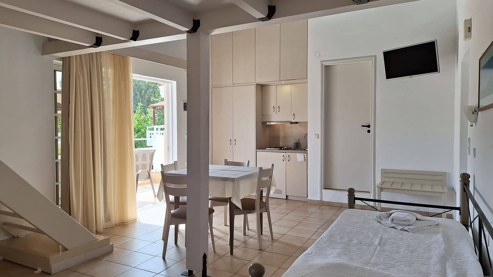 rooms-apartment-split-level-with-pool-view