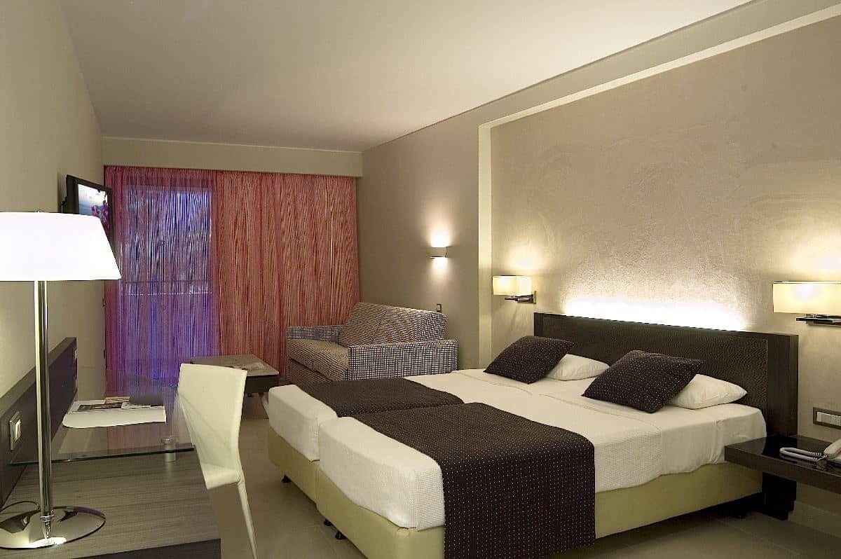 rooms-large-double-room-sea-view-with-balcony
