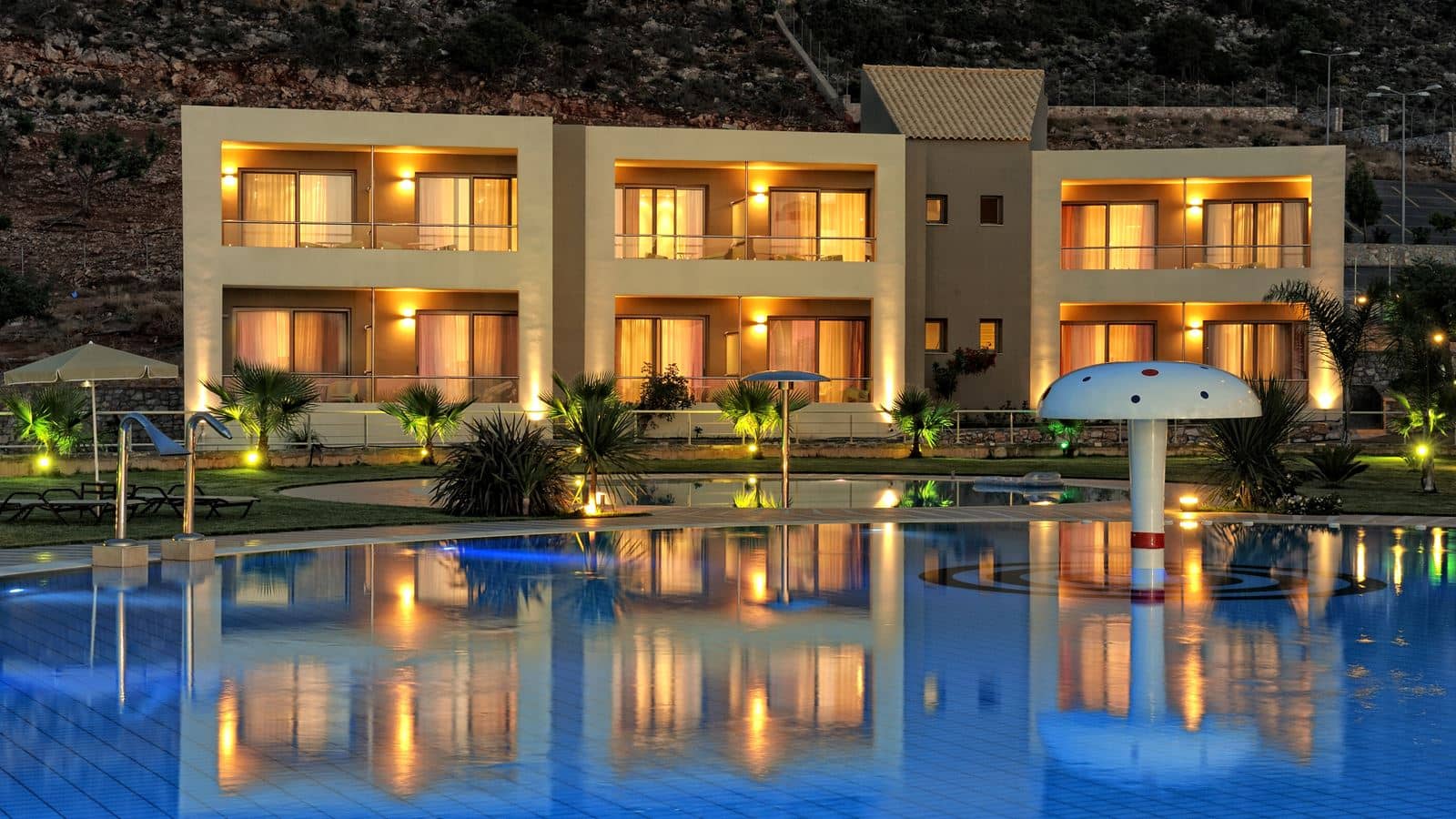rooms-deluxe-room-pool-view