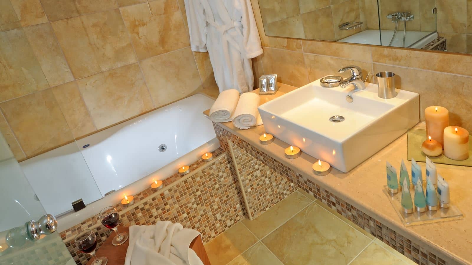 rooms-deluxe-suite-pool-view
