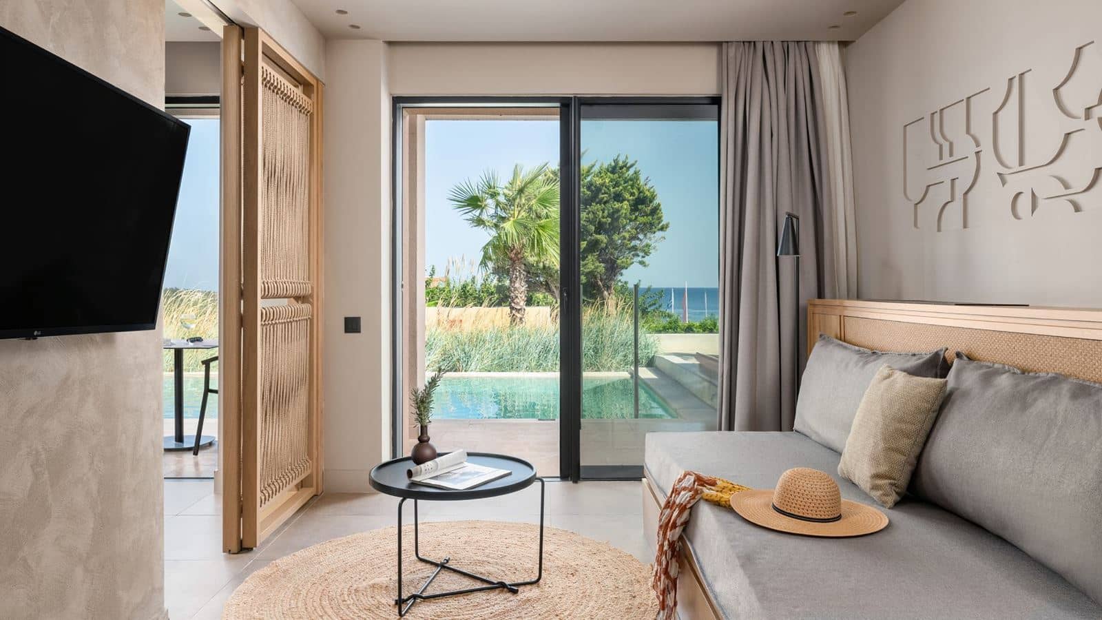 rooms-helea-suite-swim-up