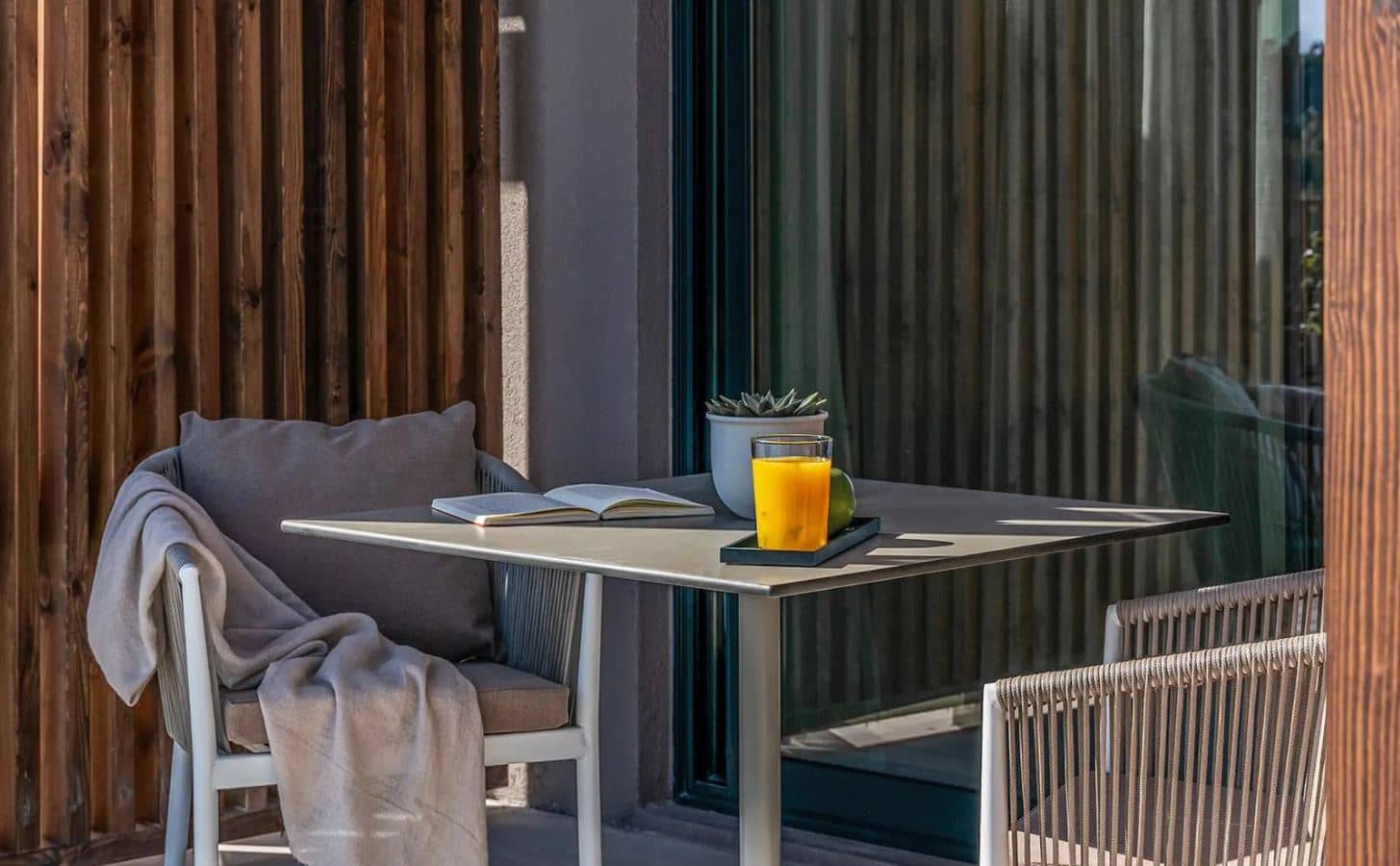 rooms-deluxe-pool-view-sharing-pool