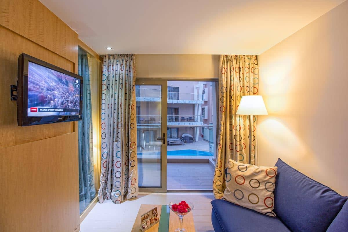 rooms-bungalow-pool-view-with-balcony