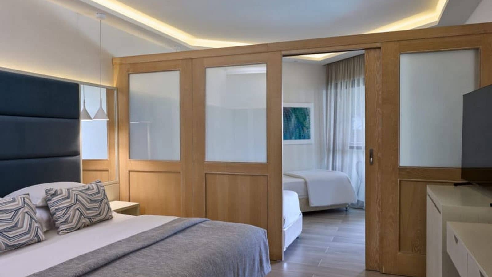 rooms-family-room-sliding-door-swim-up-inland-view