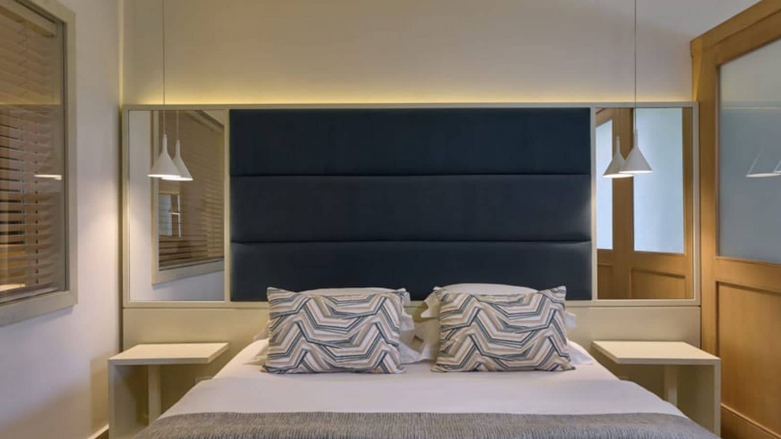 rooms-family-room-sliding-door-swim-up-inland-view
