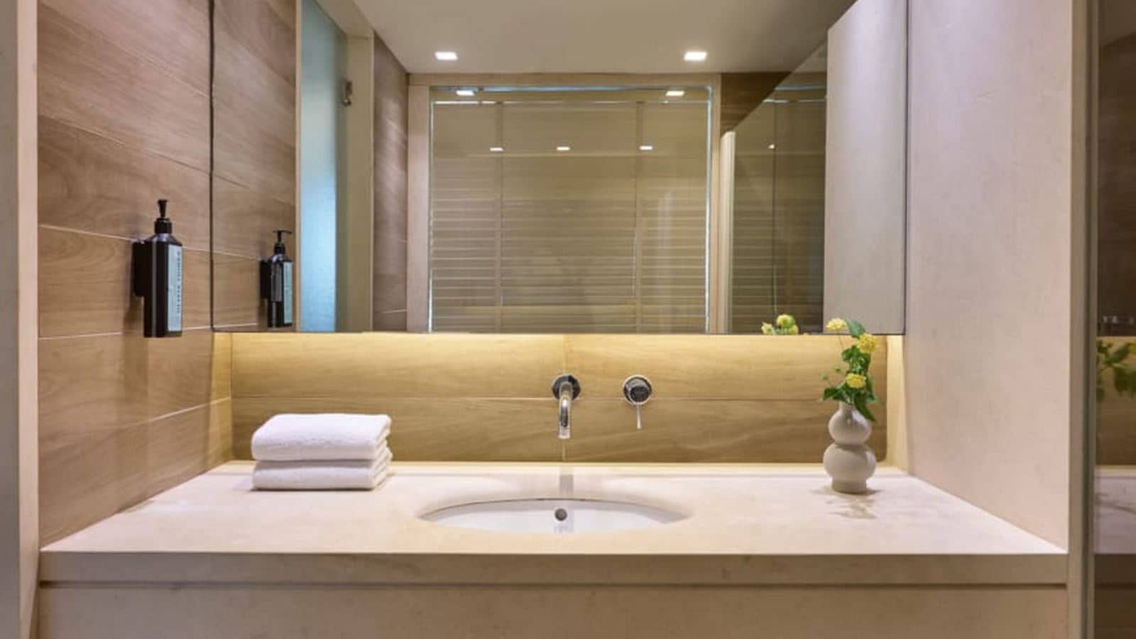 rooms-family-room-sliding-door-swim-up-inland-view