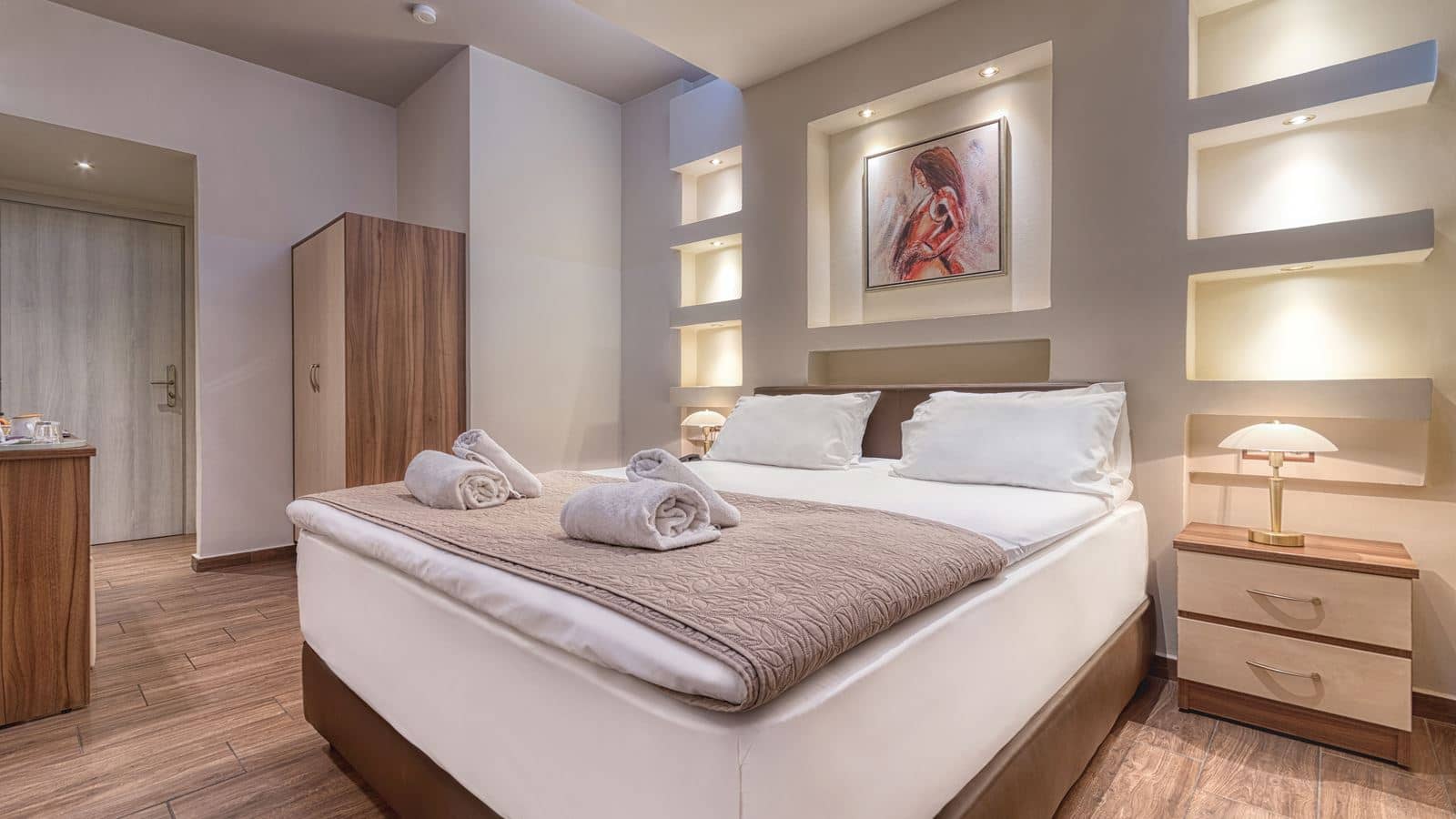 rooms-room-classic-bcd-building-with-sideseaview