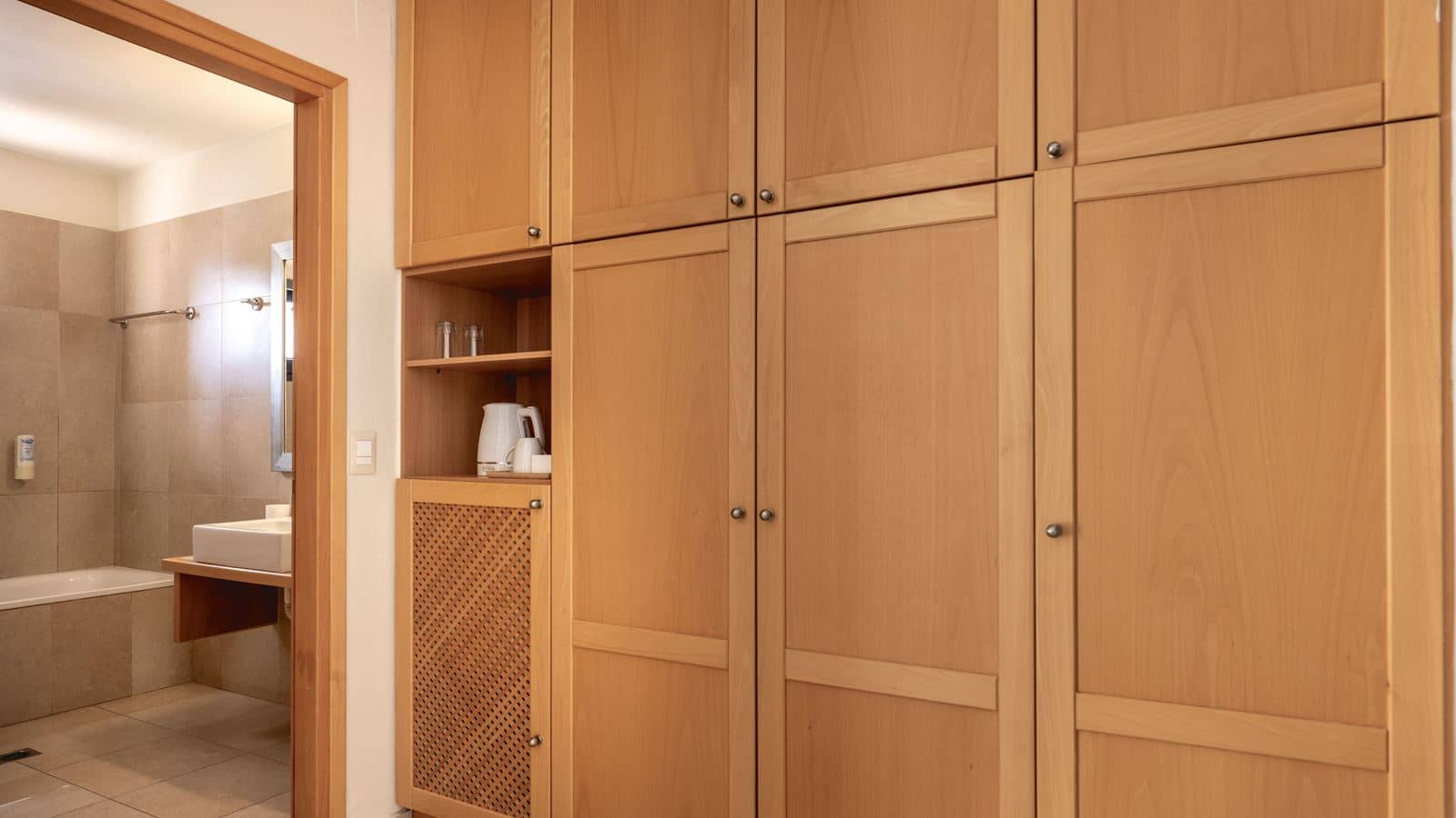 rooms-junior-suite-side-sea-view