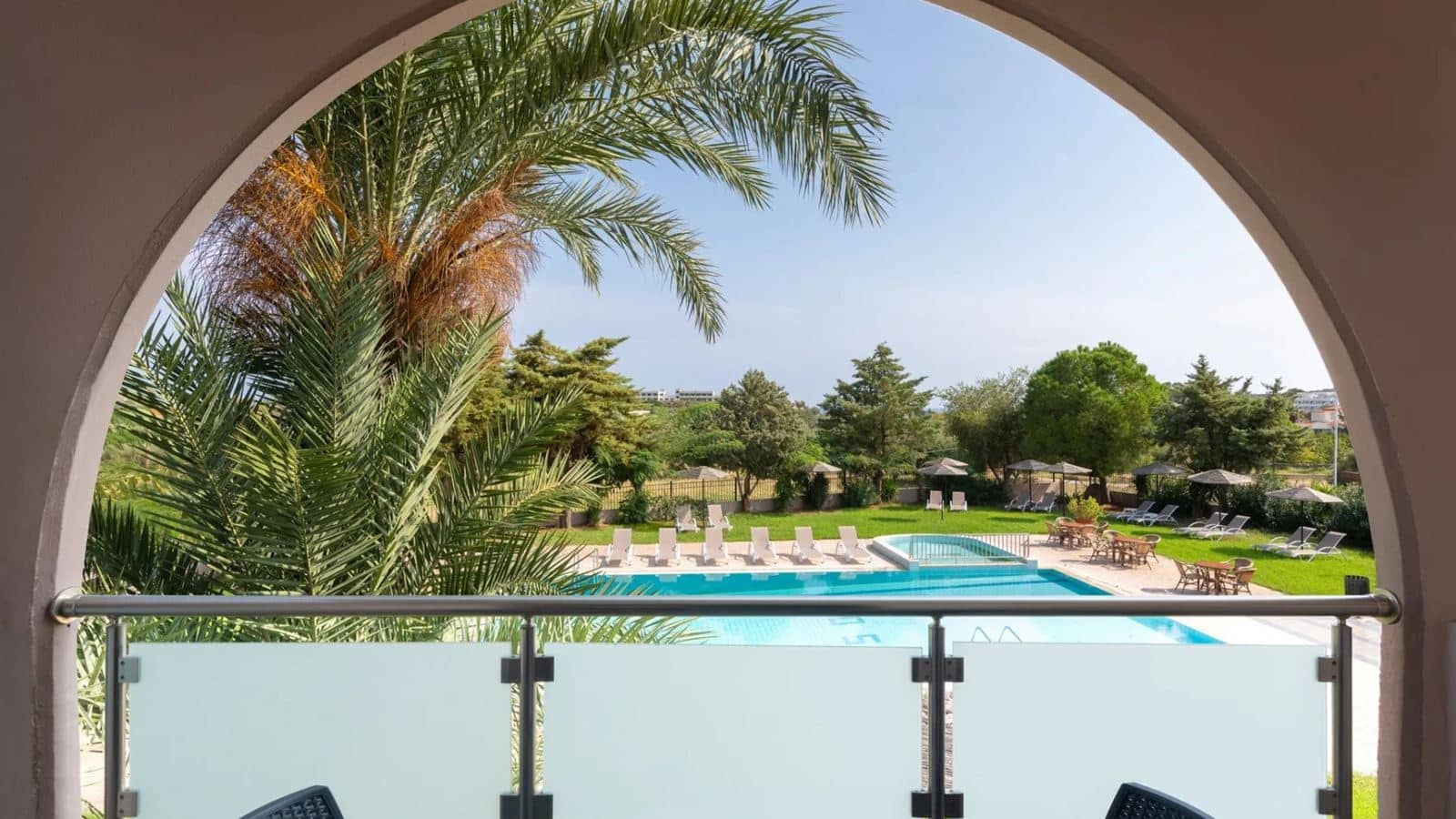 rooms-triple-studio-pool-view
