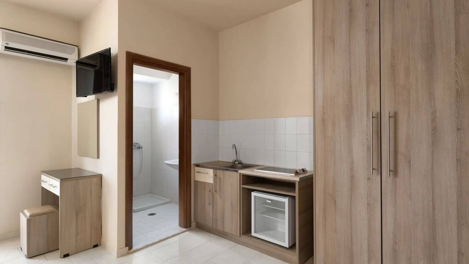 rooms-triple-studio-pool-view