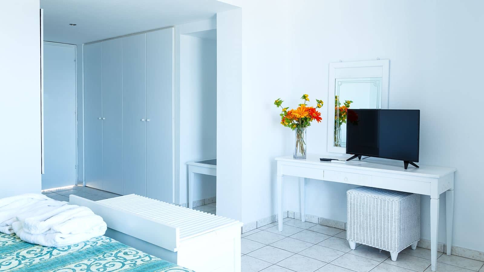 rooms-deluxe-room-sea-front