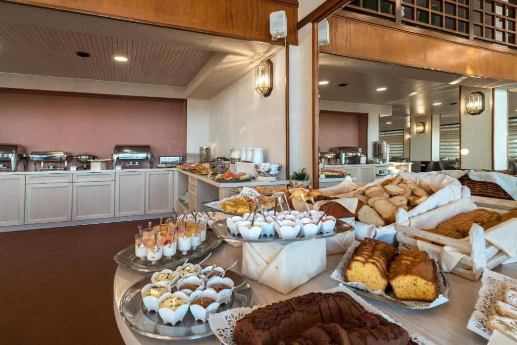 restaurants-breakfast-area-or-pool-area