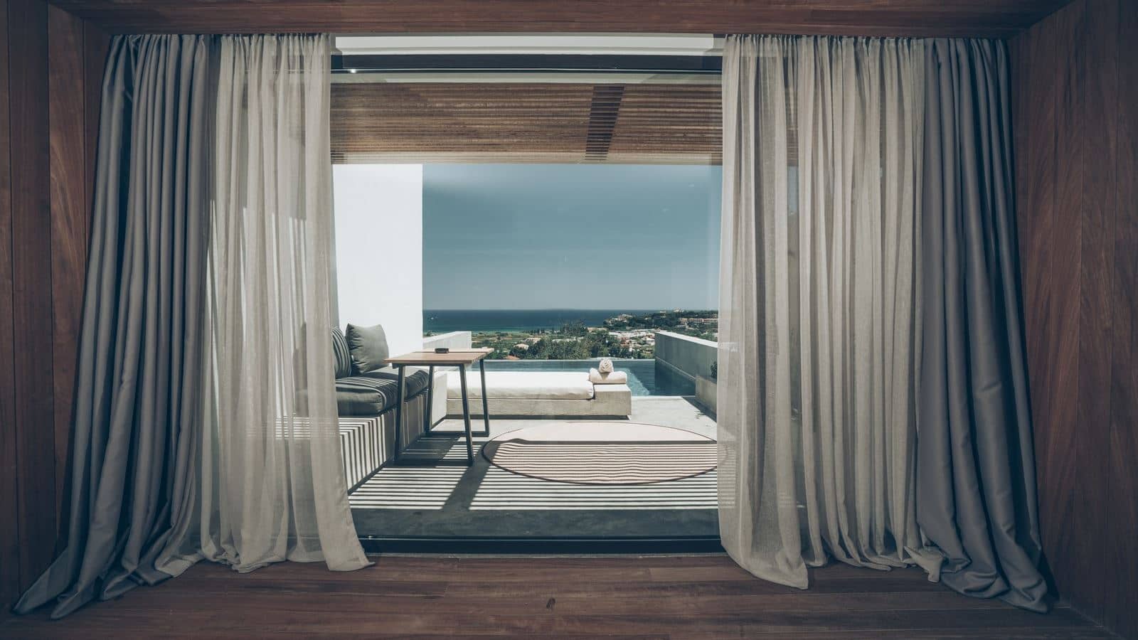 rooms-private-pool-suite