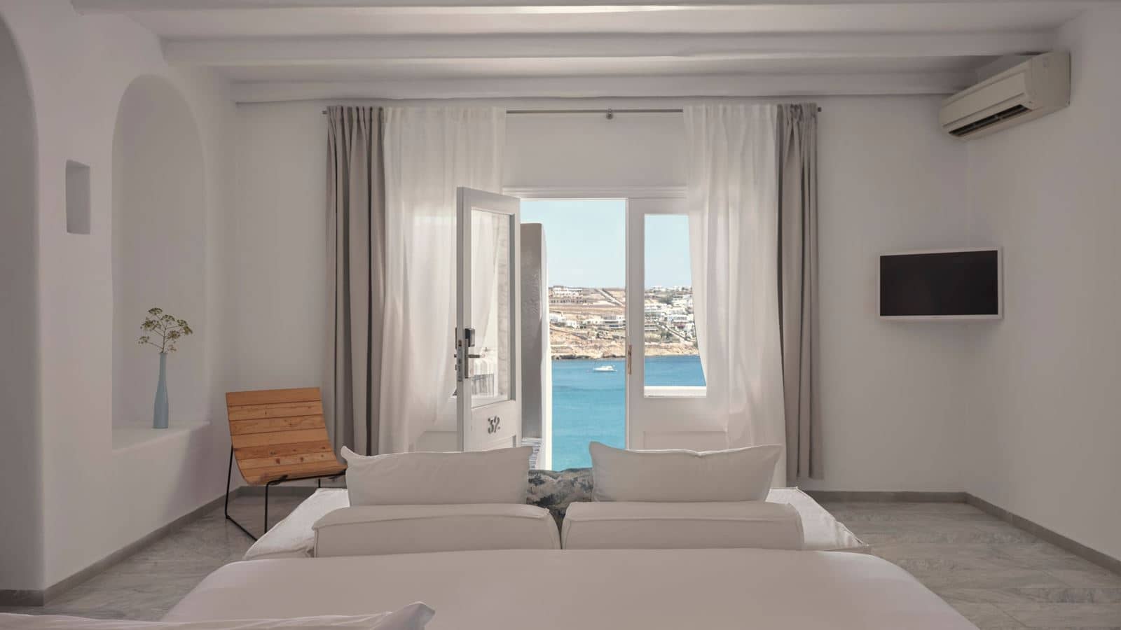 rooms-executive-one-bedroom-suite-with-sea-view-and-hot-tub