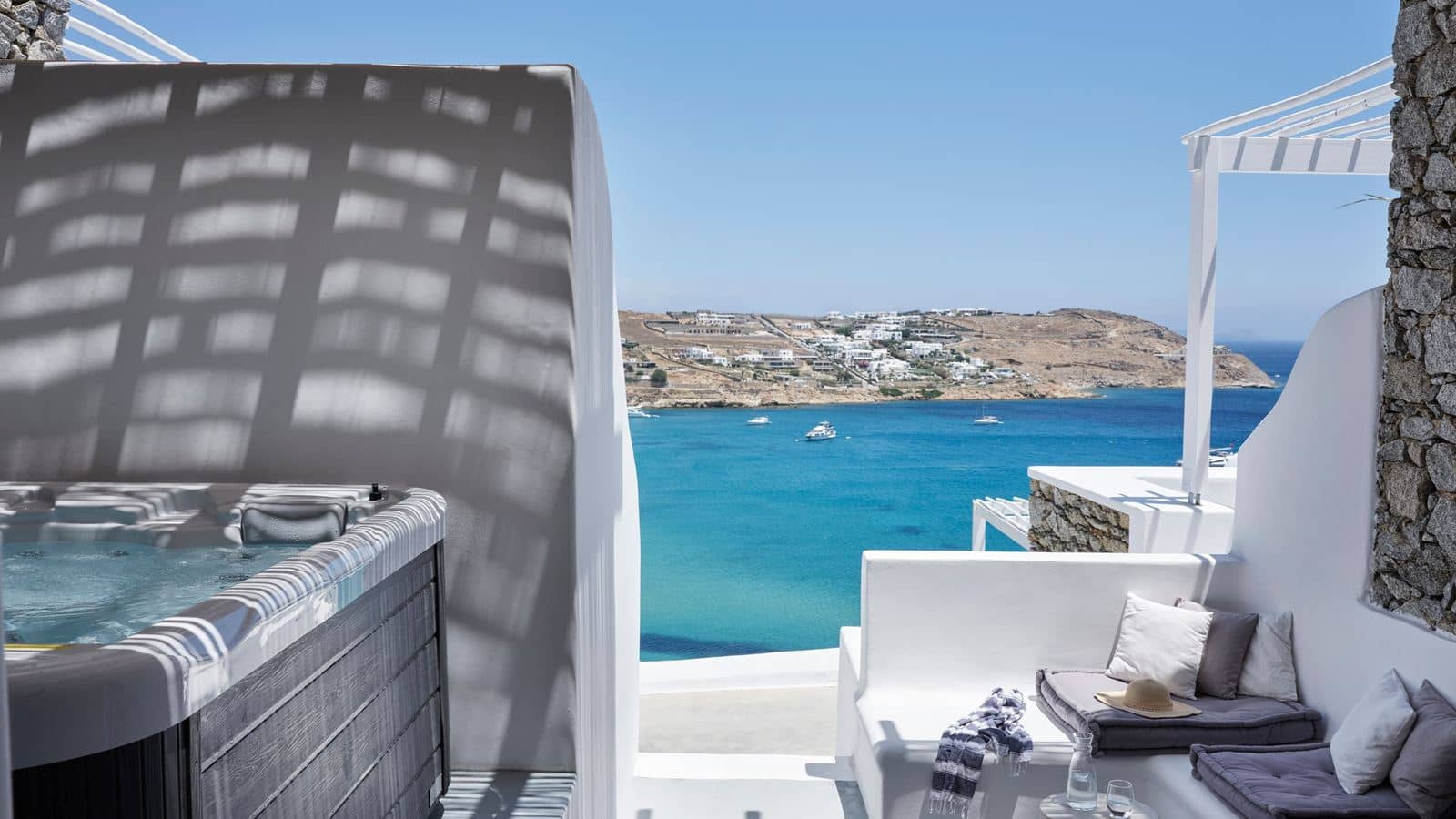 rooms-executive-one-bedroom-suite-with-sea-view-and-hot-tub