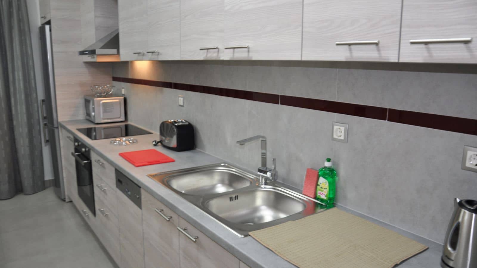 rooms-1-bedroom-sidemountain-view