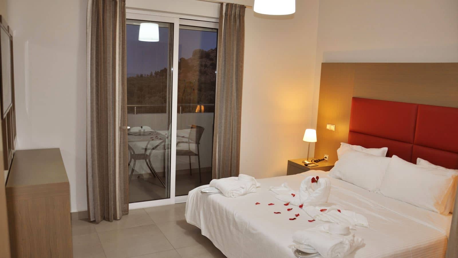 rooms-1-bedroom-seapool-view