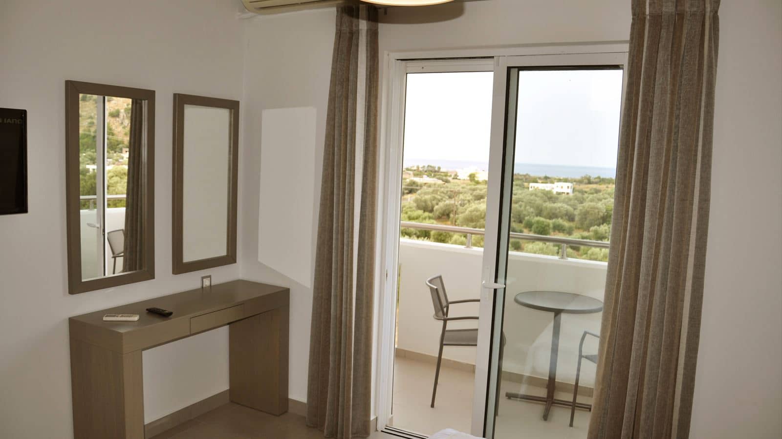 rooms-1-bedroom-seapool-view