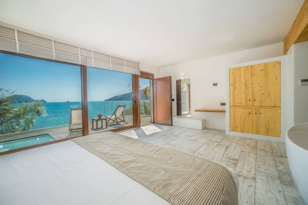 rooms-premium-junior-suite-with-outdoor-jetted-tub--sea-view