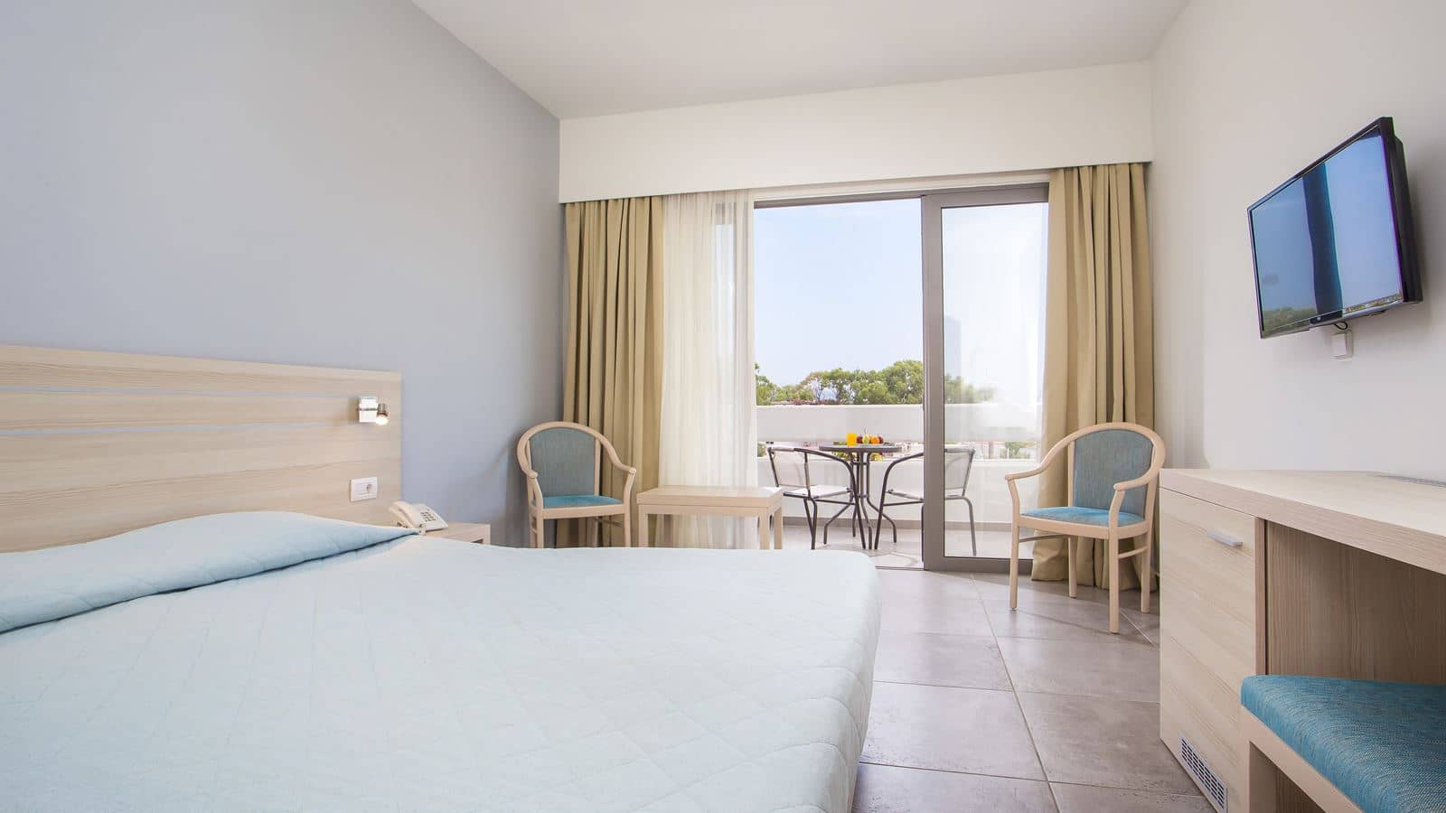rooms-double-standard-room-poolview-balcony
