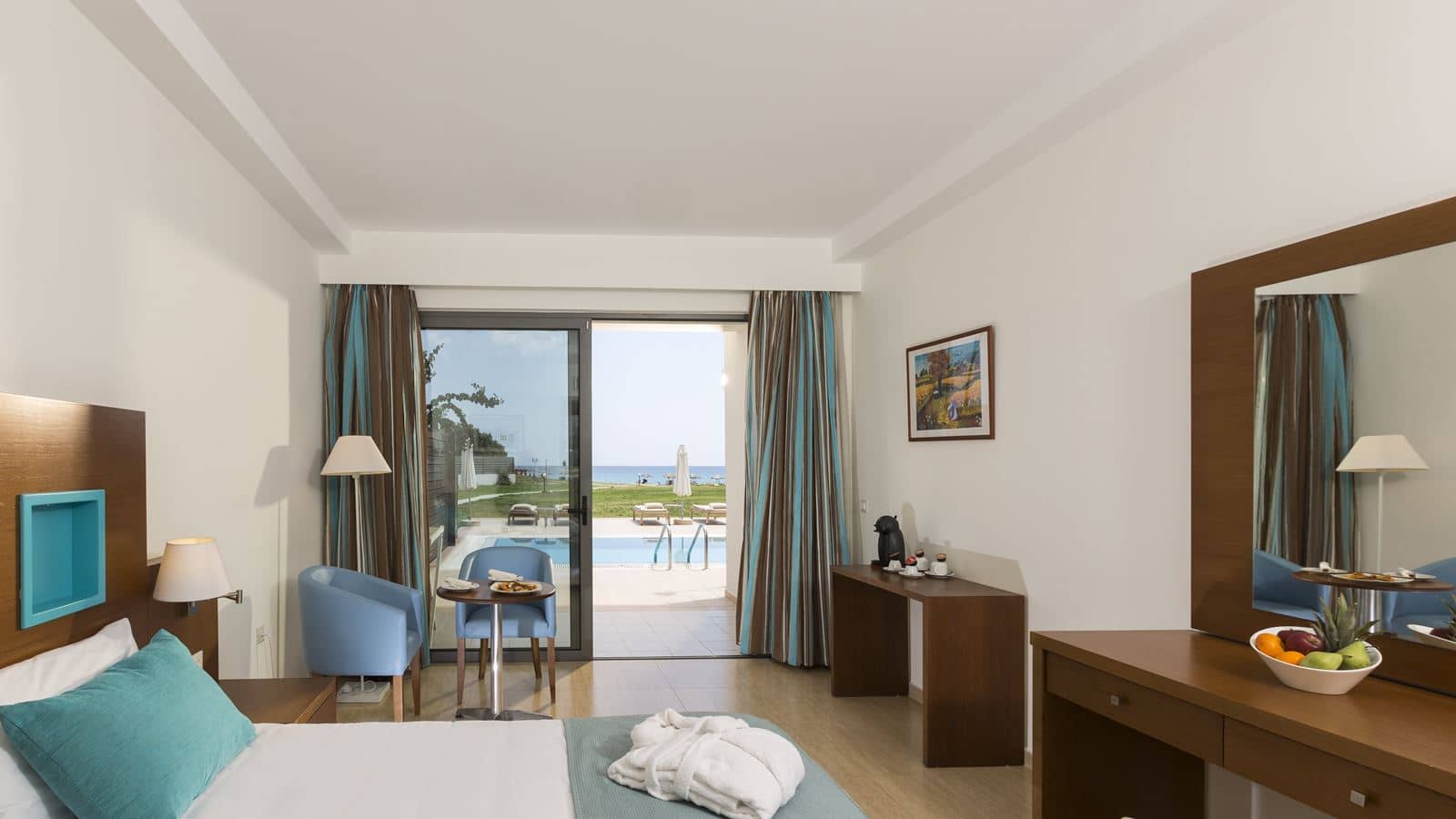 rooms-junior-suite-sharing-pool