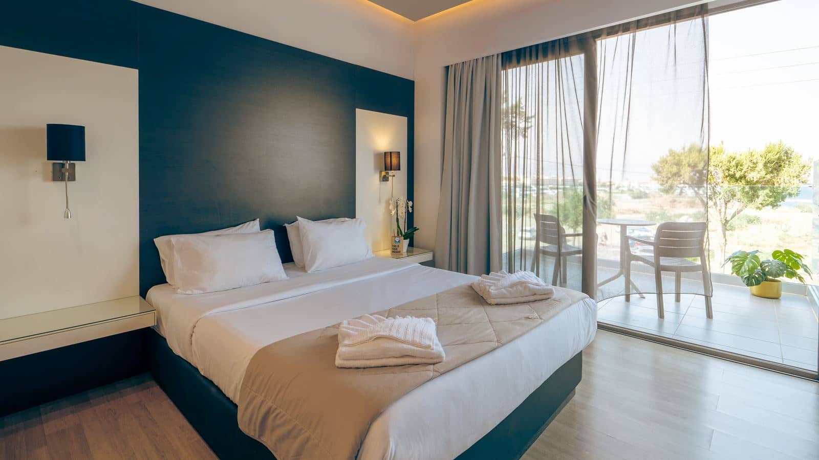 rooms-double-deluxe-room-sidesea-view