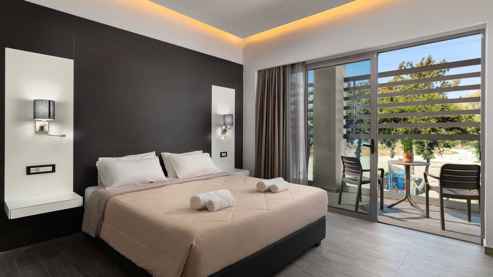 rooms-double-deluxe-room-sidesea-view