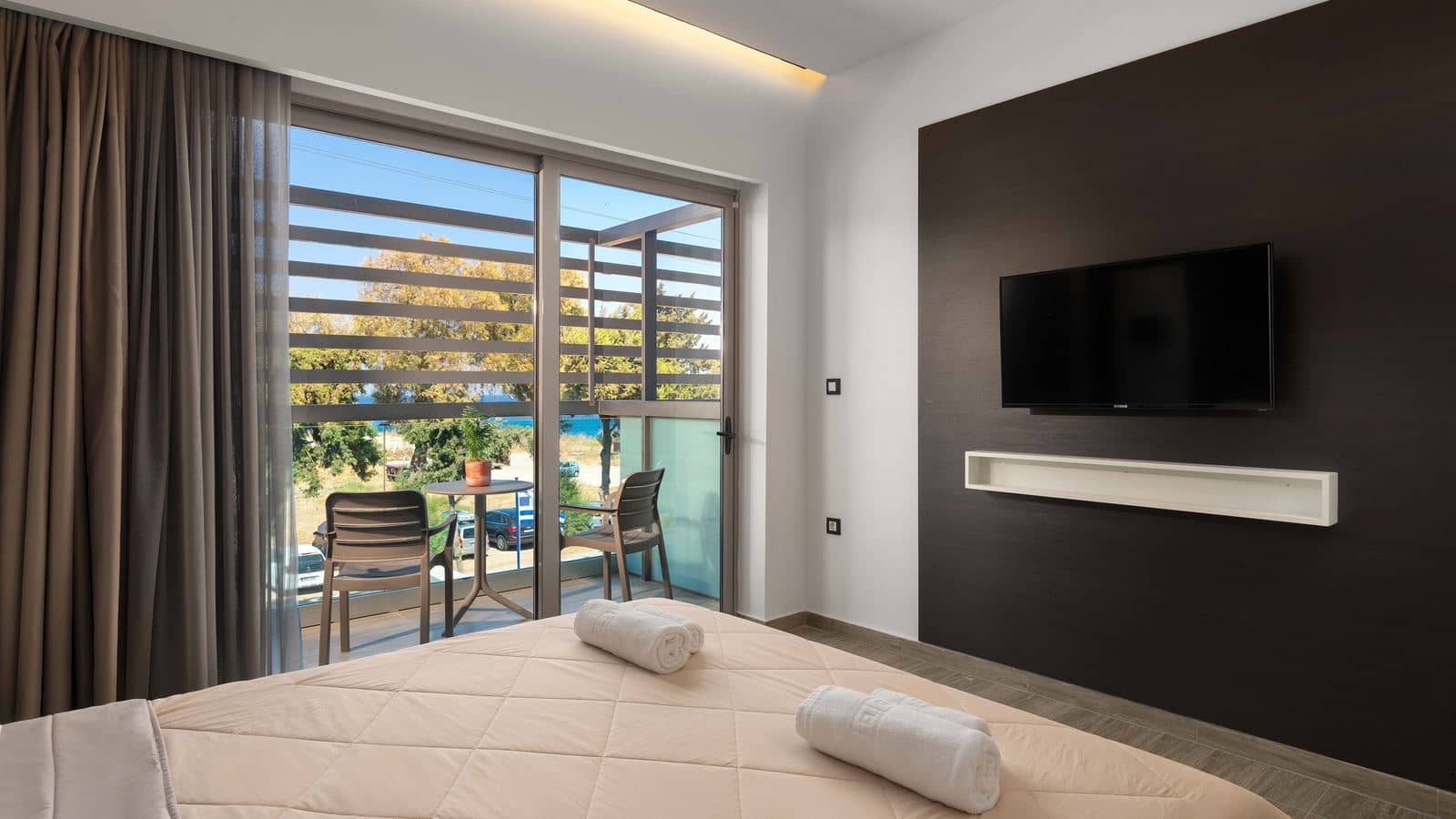 rooms-double-deluxe-room-sidesea-view