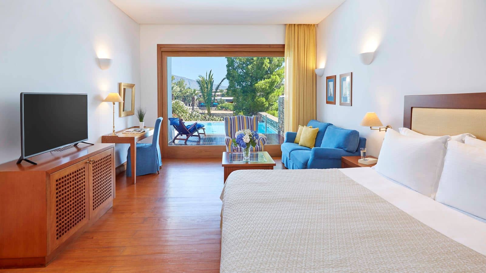 rooms-luxury-suite-front-sea-view-sharing-a-pool