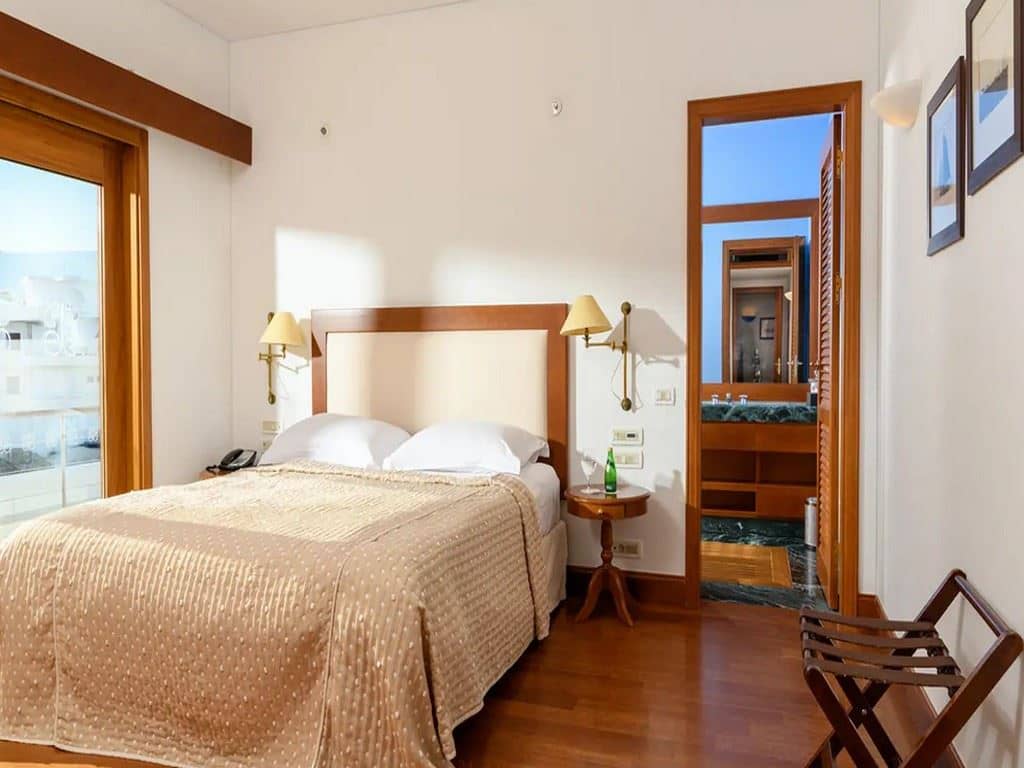 rooms-the-penthouse-suite-with-panoramic-sea-view