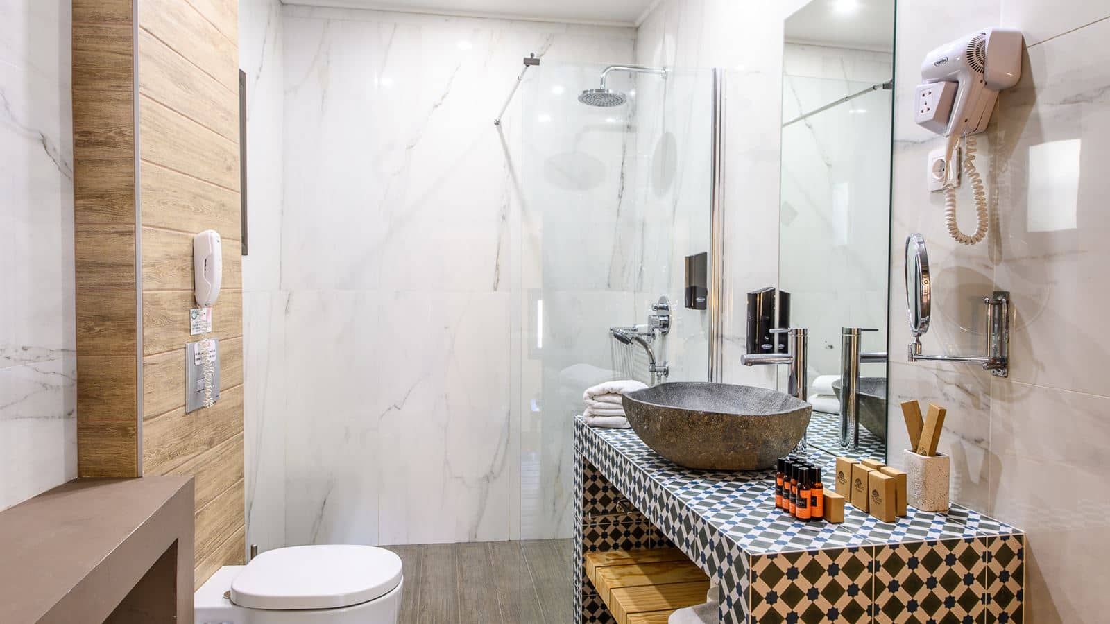 rooms-luxury-onebedroom-suite-inland-view