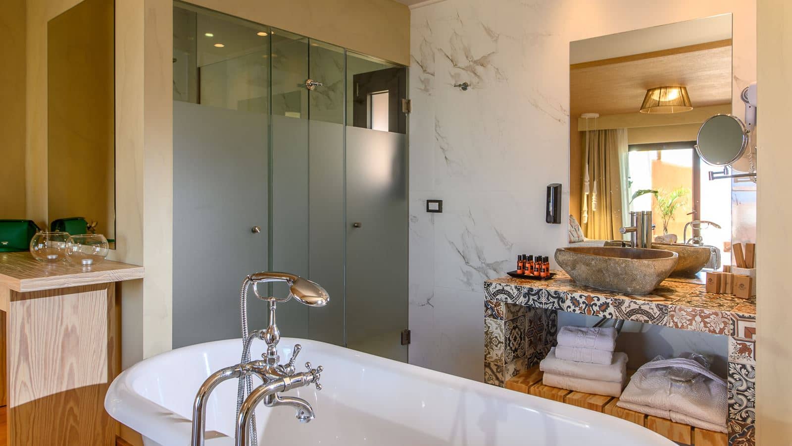 rooms-elite-suite-sea-view-outdoor-jacuzzi
