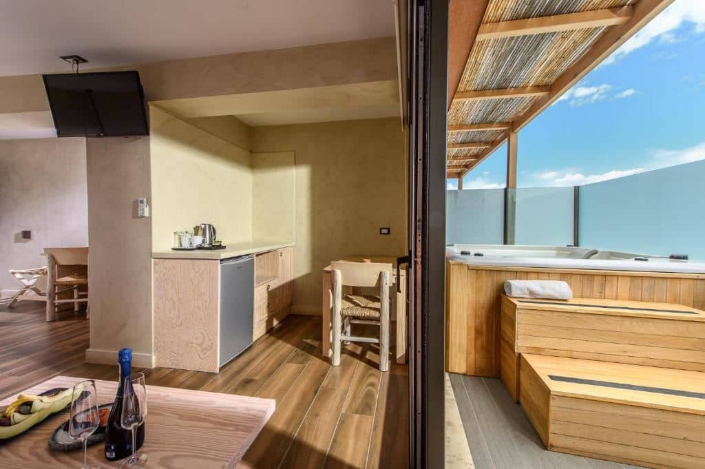 rooms-premium-room-sea-view-outdoor-jacuzzi