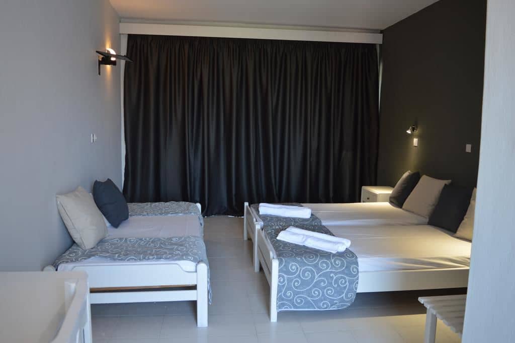 rooms-triple-room-balcony-or-terrace