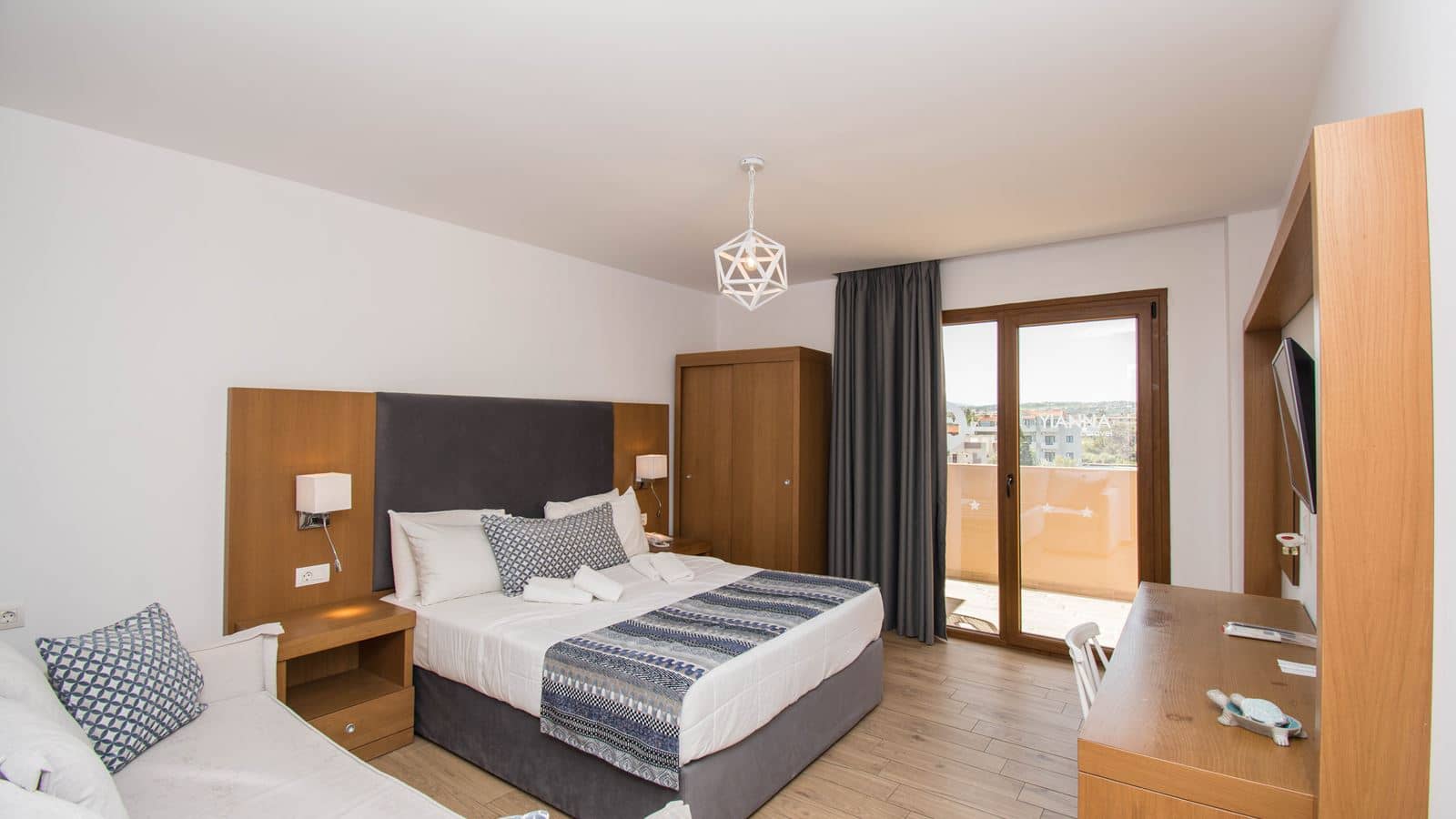 rooms-suite-land-view