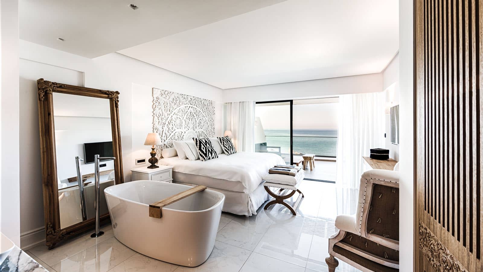 rooms-thalassa-deluxe-seafront-guestroom