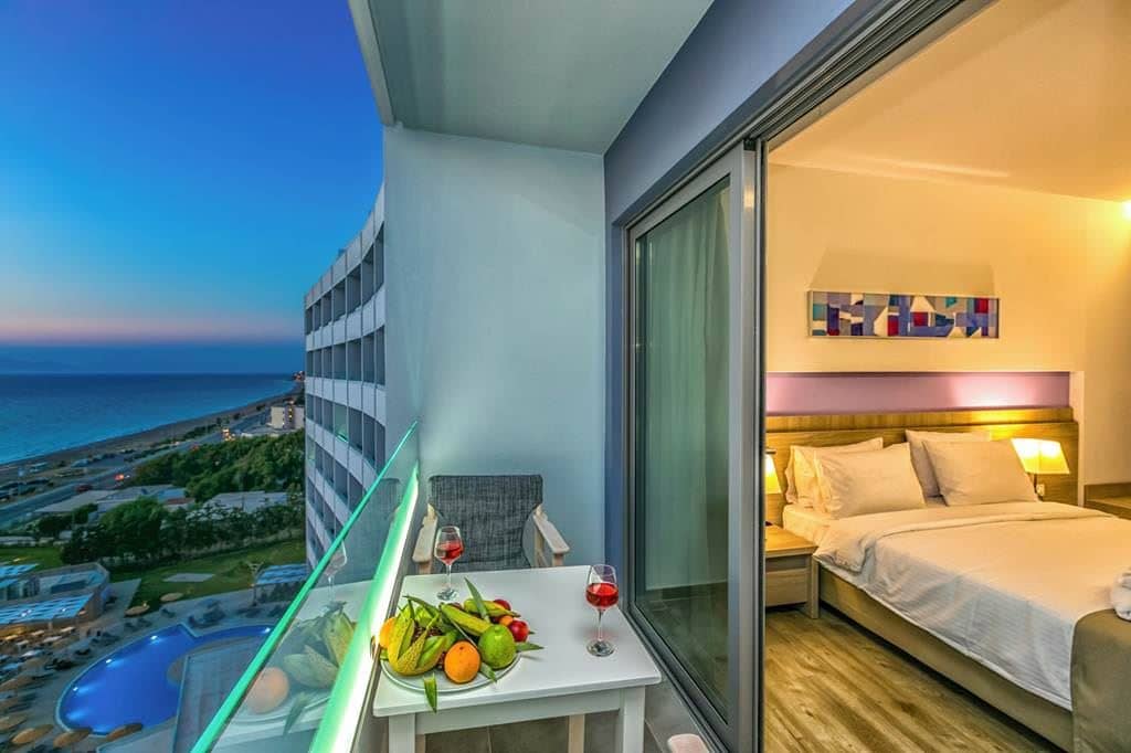 rooms-twin-room-sea-front-balcony
