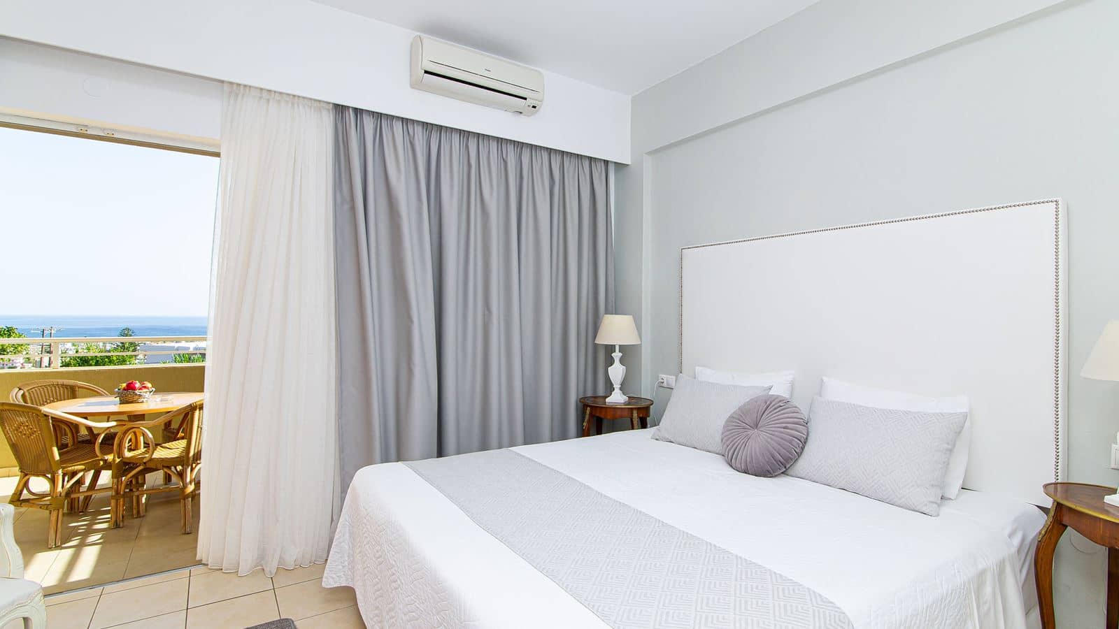 rooms-apartment-luxury-1-bedroom-seaview-balcony-or-terrace