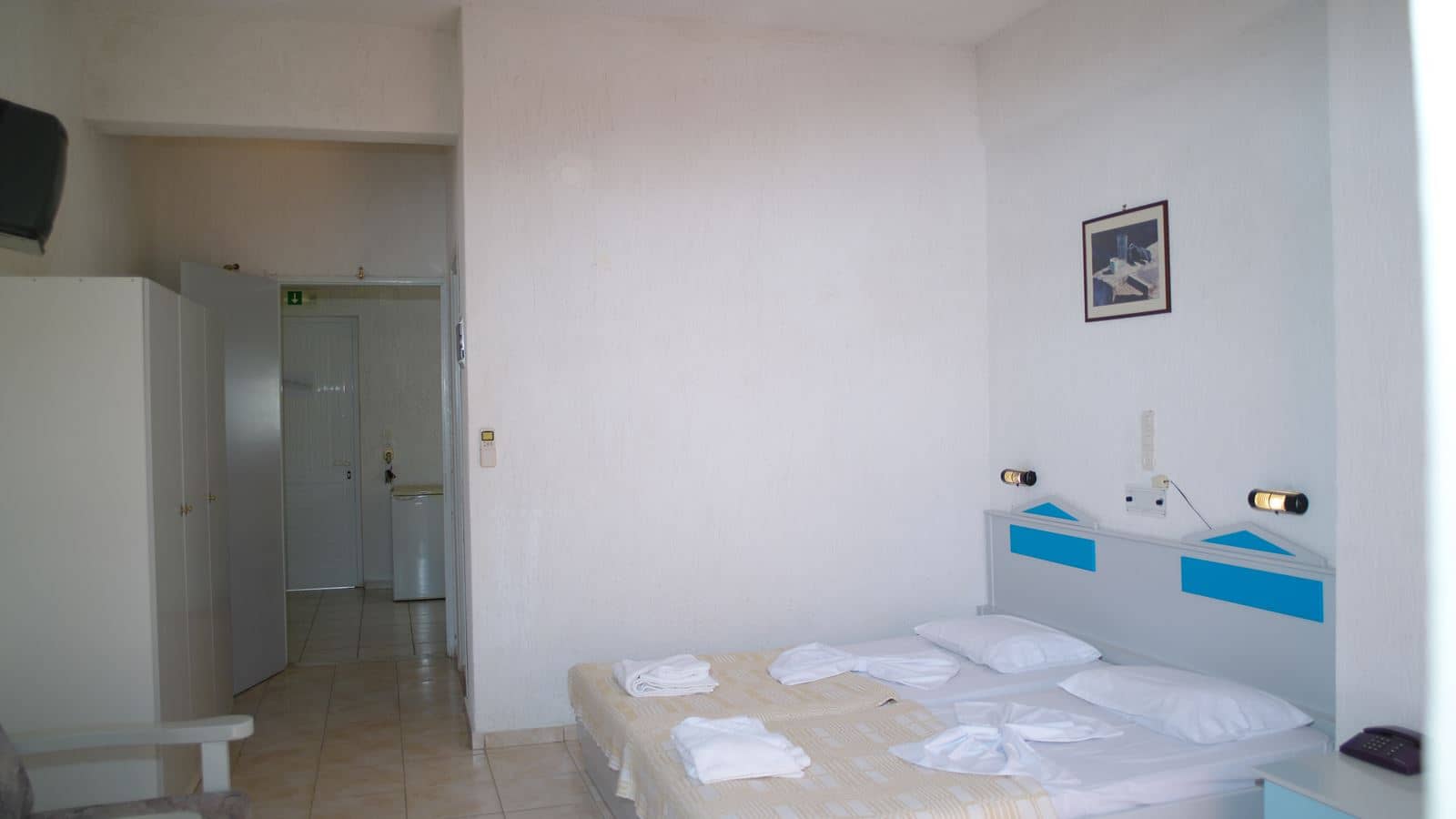 rooms-family-room-side-sea-view