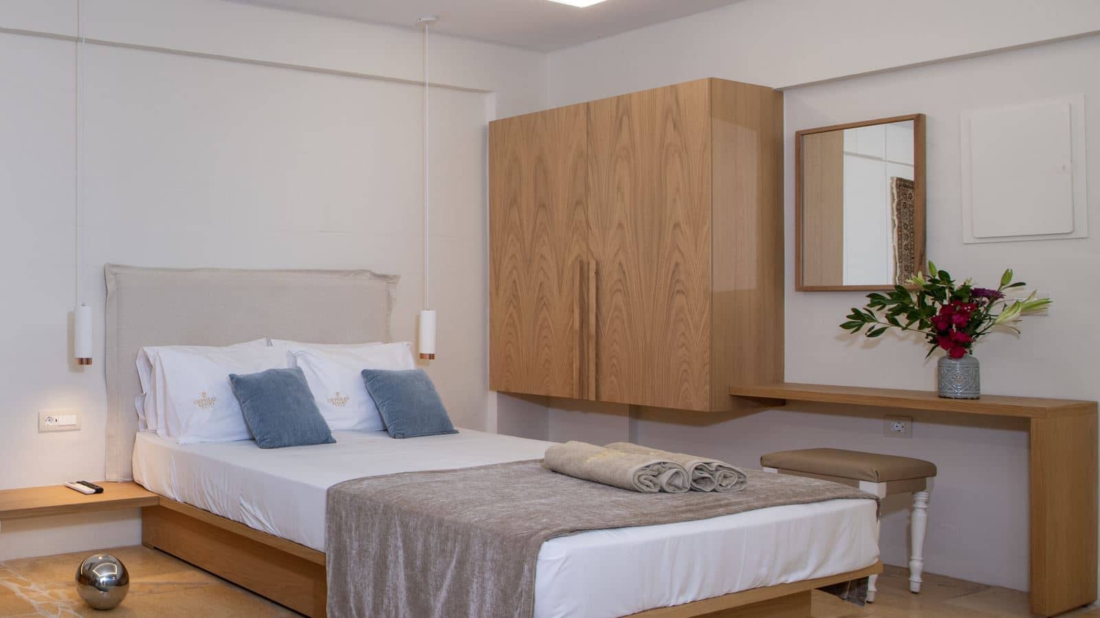 rooms-junior-suite-partial-sea-view