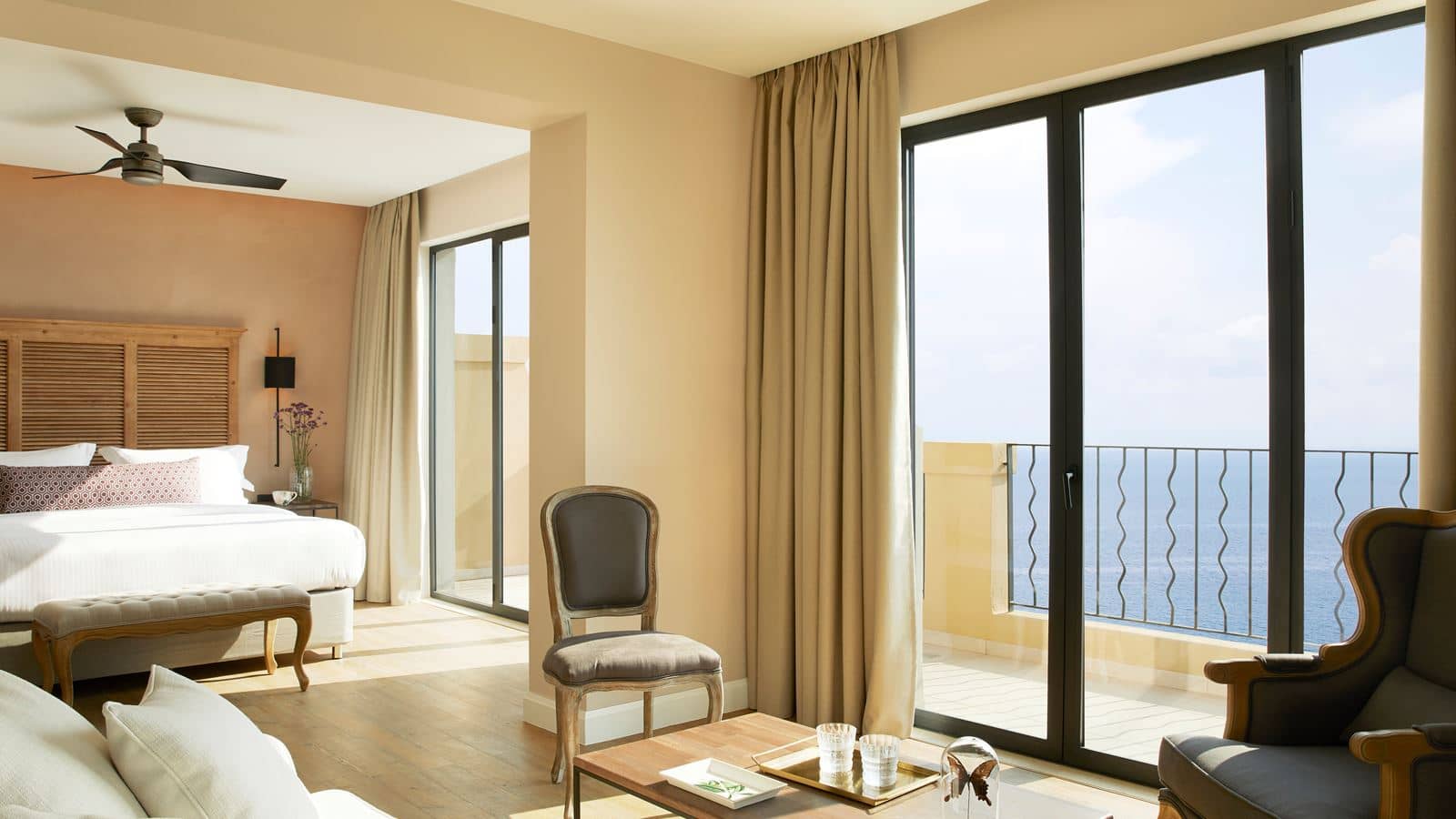 rooms-deluxe-suite-whirlpool-sea-view