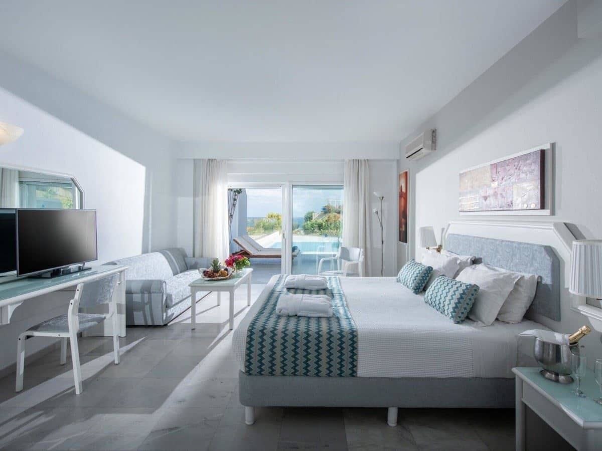 rooms-1bedroom-suite-with-sea-view-and-private-pool