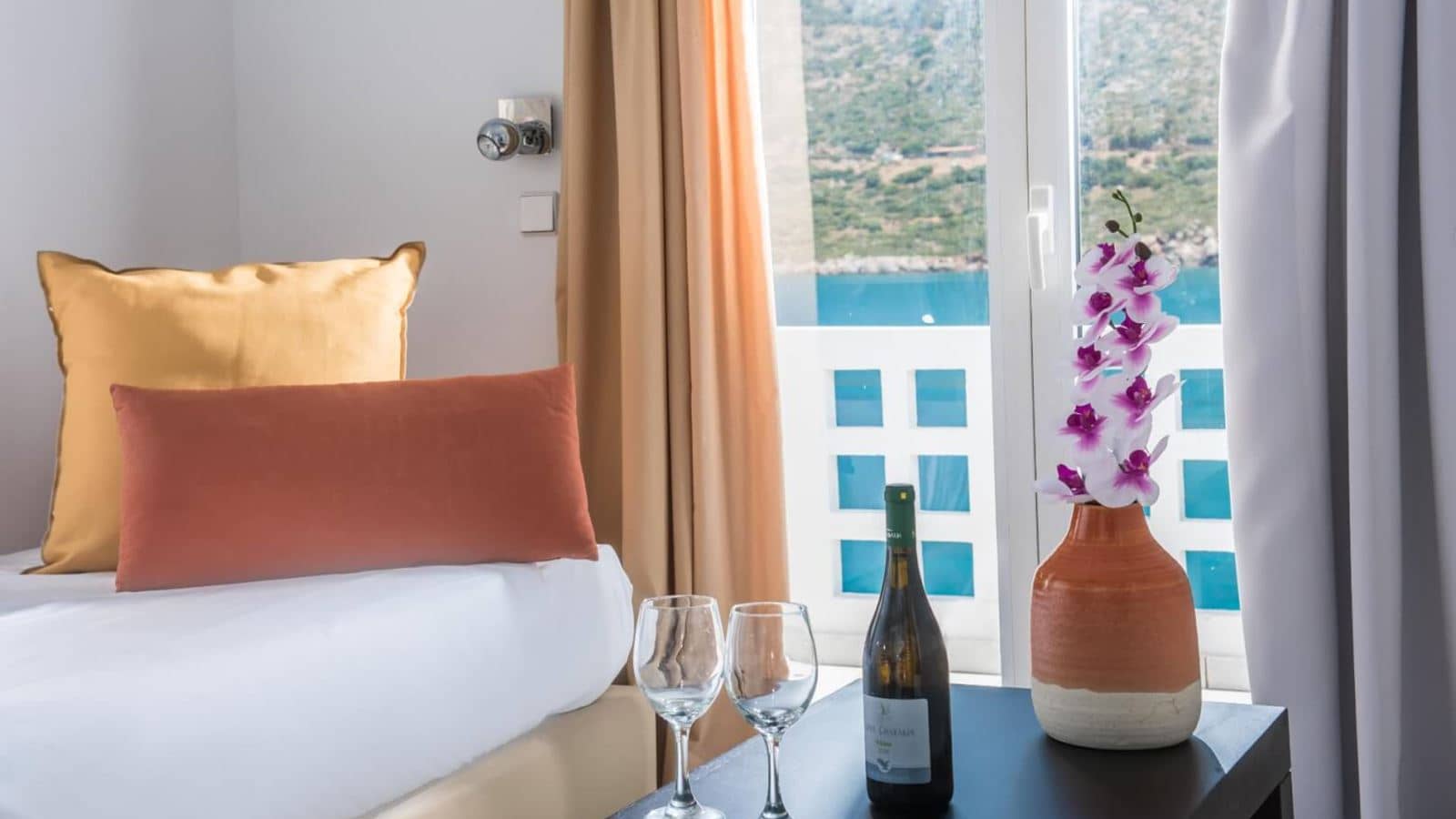 rooms-apartment-standard-sea-view-balcony-or-terrace