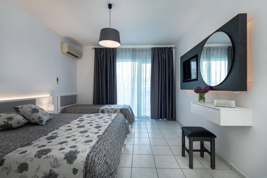 rooms-twin-room-private-garden