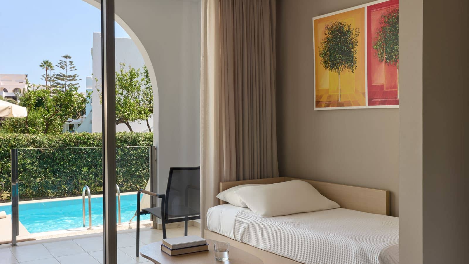 rooms-family-room-swim-up-inland-view