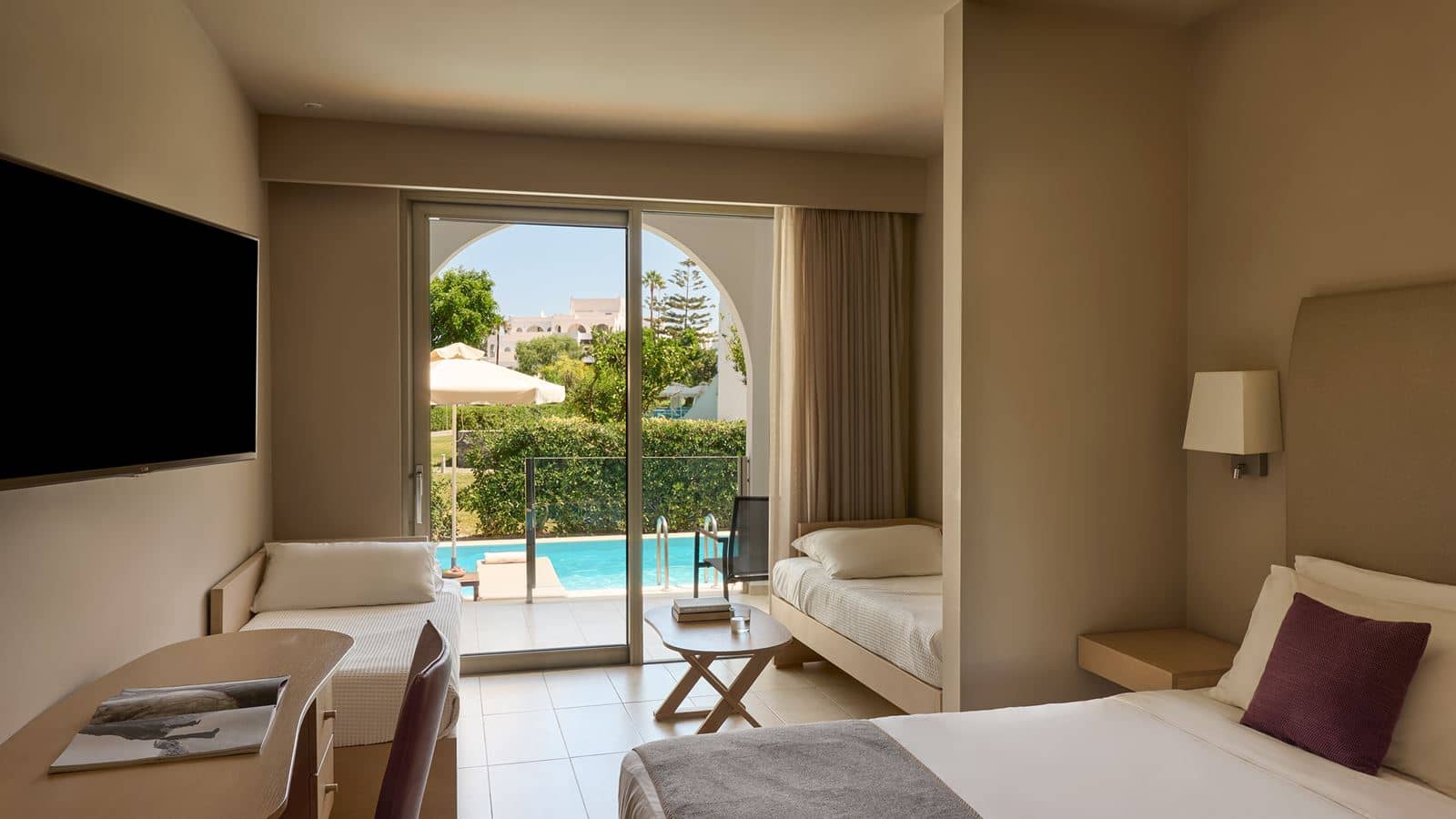 rooms-family-room-swim-up-inland-view
