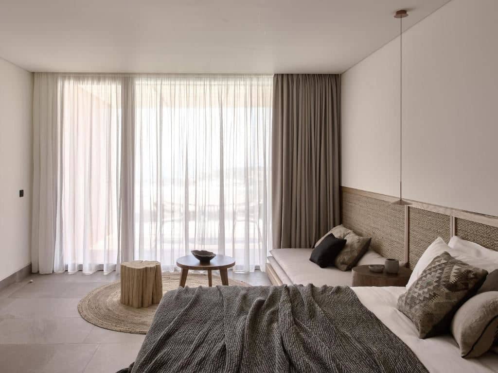 rooms-junior-suite-pool-view