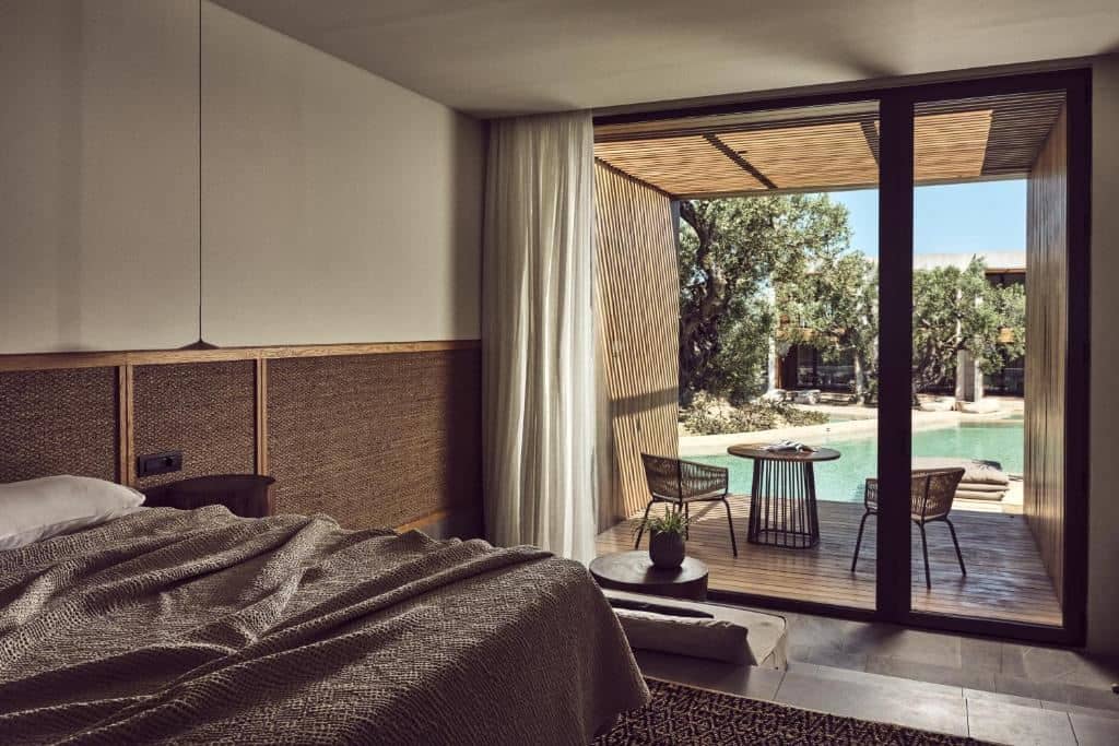 rooms-superior-water-suite-pool-view