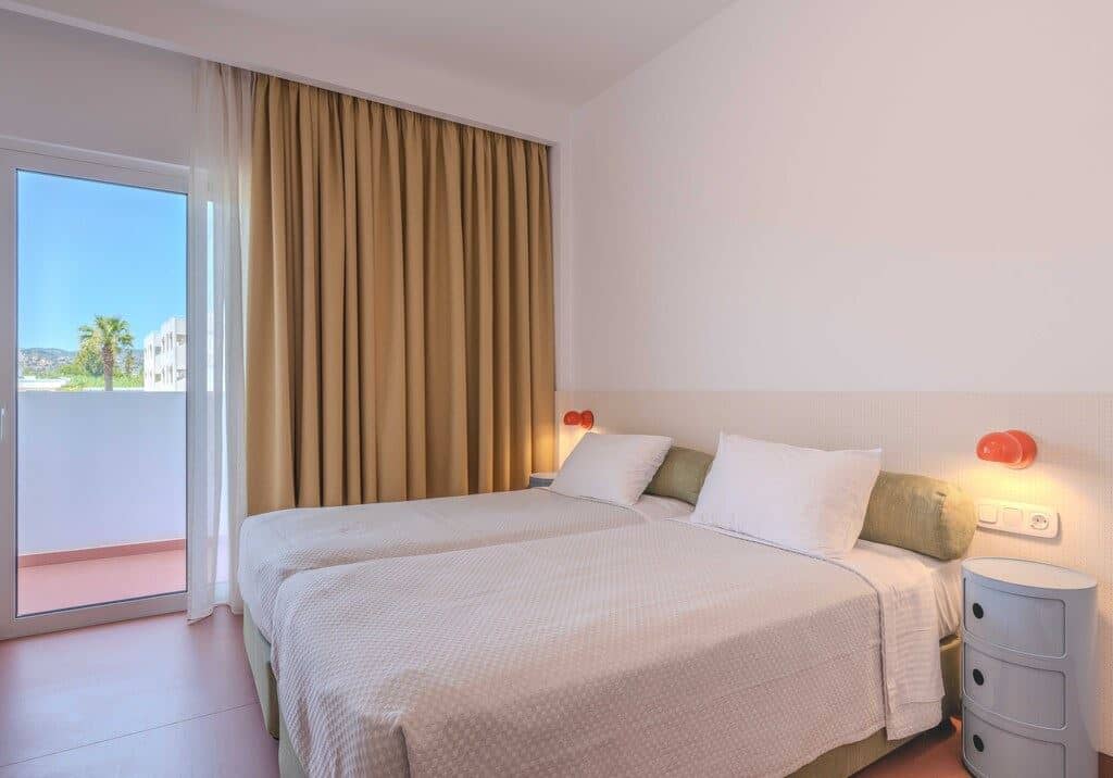 rooms-king-double-pool-view